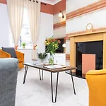 Logan House, Modern And Spacious Townhouse Close To Centre *