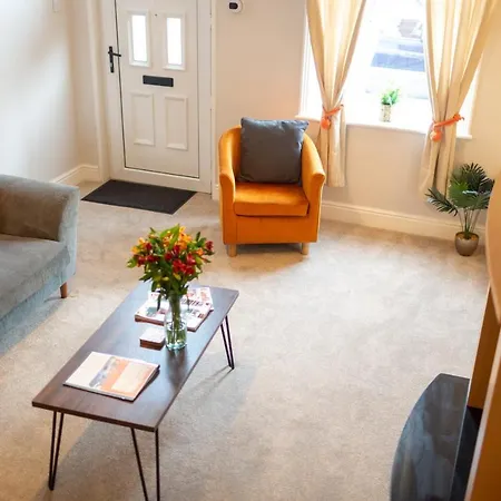 Apartment Logan House, Modern And Spacious Townhouse Close To Centre