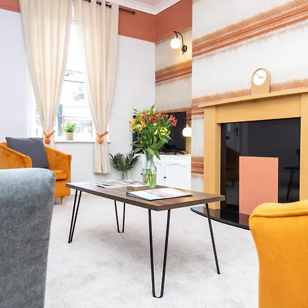 Logan House, Modern And Spacious Townhouse Close To Centre *