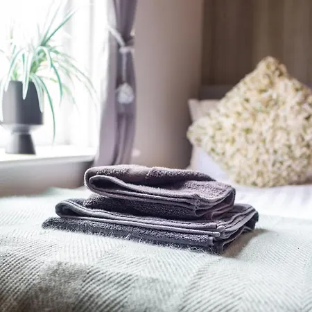 Logan House, Modern And Spacious Townhouse Close To Centre Apartament *