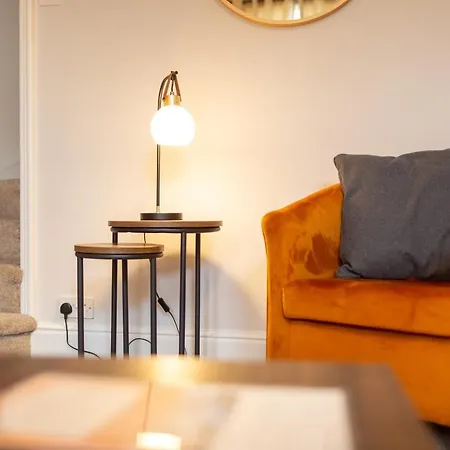 Logan House, Modern And Spacious Townhouse Close To Centre Apartament