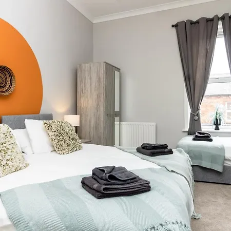 Logan House, Modern And Spacious Townhouse Close To Centre Διαμέρισμα