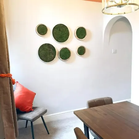 Apartment Logan House, Modern And Spacious Townhouse Close To Centre