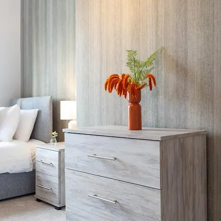 Apartment Logan House, Modern And Spacious Townhouse Close To Centre *