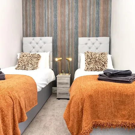 Logan House, Modern And Spacious Townhouse Close To Centre Apartament