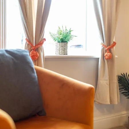 Logan House, Modern And Spacious Townhouse Close To Centre