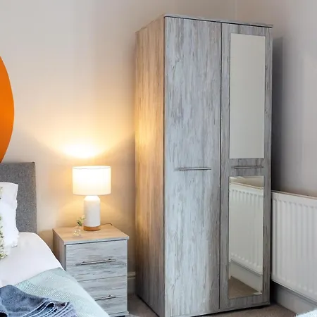 Apartment Logan House, Modern And Spacious Townhouse Close To Centre *